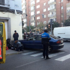 La mujer es atendida en el lugar del accidente.-@PoliciaVLL