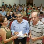 El alcalde, Arturo Fernández (centro) junto a los concejales Milagros Soto y José Luis López antes de la reunión de ayer tarde con los vecinos.-J. M. Lostau