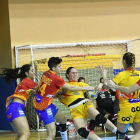 María Prieto O’Mullony es agarrada por Alicia Fernández en el España A-España B.-VALENTÍN G. GARIBAY