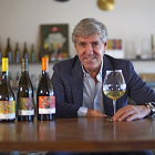 Emilio Moro posa junto a sus vinos. E.M