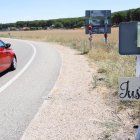 Carteles, flores y fotos en la cuneta de la carretera de Traspinedo donde aparecía el cadáver de Esther López el 5 de febrero de 2022.-PHOTOGENIC