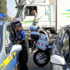 Policía Local y Guardia Civil de Tráfico piden la documentación y los permisos a los feriantes.-J. M. LOSTAU