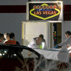 Agentes de la Policía científica cubren el cadáver de Mariano Esteban en el exterior del local de alterne-J.M.Lostau