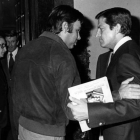 Felipe González y Adolfo Suárez conversan en los pasillos del Congreso de los Diputados, en una imagen de 1980.-ARCHIVO