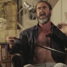Cantona, en un momento de la grabación cantando el 'Will Grigg's on fire'.-