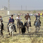 Caballistas durante el primer encierro de Medina deL Campo-J.M. Lostau