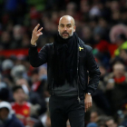 Pep Guardiola, durante el derbi de Manchester, con el lazo amarillo.-REUTERS / CARL RECINE