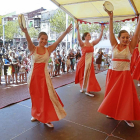 Un grupo de bailarinas en una exhibición de danzas del mundo, ayer.-J. M. Lostau