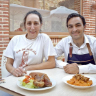 María del Carmen y Jaime, en el patio de VII Carreras.-