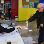 Un votante en las elecciones griegas.-Foto: EVANGELOS BOUGIOTIS / EFE