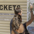 Dos turistas observan un plano del tren turístico de Burgos.-Santi Otero