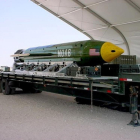 La GBU-43/B, conocida como "la madre de todas las bombas", que ha lanzado por primera vez el Ejército de Estados Unidos y cuyo blanco ha sido una zona controlada por el Estado Islámico.-AP