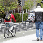 Un hombre circula por uno de los carriles bici de la ciudad.-J. M. LOSTAU