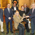 Quintana recibe las estatuas con Fernando Herrero, Daniel Miguel, Óscar Puente, Lucía Quintana y Celso Almuiña.-J. M. LOSTAU
