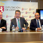 El director comercial de Air Nostrum, Juan Corral; el presidente de la Diputación, Juan Martínez Majo;y el vicepresidente, Francisco Castañón.-ICAL