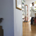 Interior de una farmacia-EL MUNDO