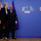 El presidente de la Comision Europea, Jean-Claude Juncker, junto a la primera ministra del Reino Unido, Theresa May, este miércoles en Bruselas.-EFE / OLIVIER HOSLET