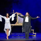 Laura y Alberto Giorgi, ayer, ovacionados en el Teatro Calderón.-E. M.