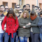 Durante el minuto de silencio en memoria de Irene Baladrón se sucedieron escenas de dolor.-J.M. LOSTAU