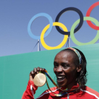 Jemima Sumgong, con la medalla de oro, en Río.-AFP
