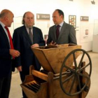 El presidente de la Diputación de Valladolid, Jesús Julio Carnero, el comisario de la exposición, Joaquín Díaz, y el presidente de la Cámara de Comercio de Valladolid, Carlos Villar, presentan la exposición 'Escaparates, 200 años de industria y comercio en Valladolid'