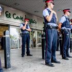 Agentes de los Mossos custodian la entrada de un centro comercial.-/ NURIA PUENTES