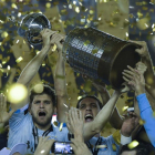Los jugadores del Gremio levantan la Copa Libertadores.-JUAN MABROMATA (AFP)