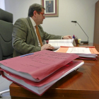 El magistrado titular del Juzgado de lo Mercantil 1 de Valladolid, Javier Escarda, en su despacho.- J.M. LOSTAU