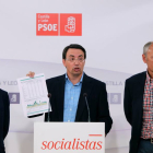 El secretario de Educación del PSCyL, Emilio Álvarez (I), el portavoz en la materia del GPS en las Cortes regionales, Fernando Pablos (C), y el procurador socialista Jesús Guitiérrez, presentan los planteamientos del partido en materia educativa ante el n-ICAL