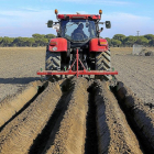 Un agricultor preparando con su tractor las tierras para la siembra en la localidad segoviana de Villeguillo.-ICAL