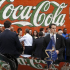 Obama saluda a ciudadanos, escoltado por agentes del servicio secreto, el martes en Atlanta.-Foto: REUTERS / KEVIN LAMARQUE