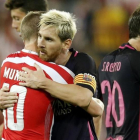 Messi se abraza a Muniain tras el partido.-LUIS TEJIDO