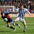 Carnero disputa el balón con Vidal en el partido de su debut.-PHOTO-DEPORTE