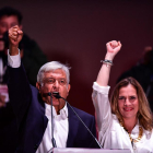 Andrés Manuel López Obrador y su esposa celebran la victoria en las presidenciales de México.-AFP