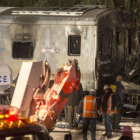 Los servicios de emergencias, ante la locomotora del tren y el vehículo, totalmente calcinado, en Valhalla (Nueva York).-Foto: AFP / MICHAEL GRAAE