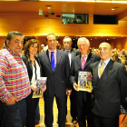 Los premiados muestran el Anuario 2014 de la Federación-J. Salvador