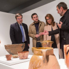 El director general de Políticas Culturales de la Junta, José Ramón Alonso, y el director del museo, Carlos Piñuel, presentan en el Museo Etnográfico de Castilla y León, la exposición 'La cerámica y los animales'-Ical