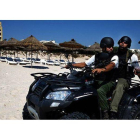 Dos agentes de policía patrullan por una playa de Túnez.-Foto: MAYKA NAVARRO