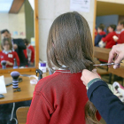 Una alumna del Colegio San Agustín partipa en la jornada ‘Cortarse la coleta’.-ICAL