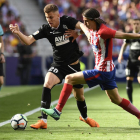 Alejo intenta driblar a Filipe Luis, durante el Atlético de Madrid-Éibar que cerró la Liga 17-18.-LALIGA