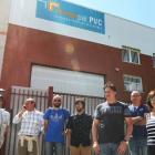 Un grupo de trabajadores de la empresa palentina Venterpal, dedicada a la fabricación de ventanas de PVC, se concentran junto a la fábrica que han encontrado cerrada-Ical