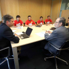 El director general de Trabajo de la Junta, Carlos Díez Menéndez mantiene una reunión con la directiva de Itevelesa junto a los trabajadores encerrados.-