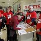 Miembros de la Plataforma de Afectados por la Hepatitis C recogen firmas en el vestíbulo del Clínico.-J.M. Lostau