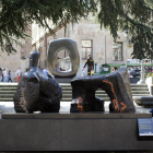 Una de las esculturas de Henry Moore expuestas en la plaza de Anaya aparece con unas pintadas.-ICAL