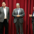 El secretario general de Presidència, Joaquim Nin, entre el vicepresidente Oriol Junqueras y el delegado del Govern en Tarragona, Òscar Peris.-ACN / ROGER SEGURA