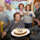 Marina Rubio  sopla las velas de su tarta de cumpleaños.-J.M.LOSTAU
