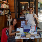 La periodista y escritora, Loli Escribano, en una firma de libros en una Feria anterior. / E. M.