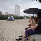 Una familia se tapa con un paraguas en Moreras.-José C. Castillo