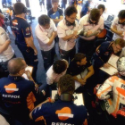 Marc Márquez, en Misano, rodeado de la docena de ingenieros y técnicos que forman su equipo.-HONDA RACING CORPORATION