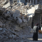 Unas mujeres caminan entre las ruinas de una calle de Mosul.-AFP / AHMAD AL-RUBAYE